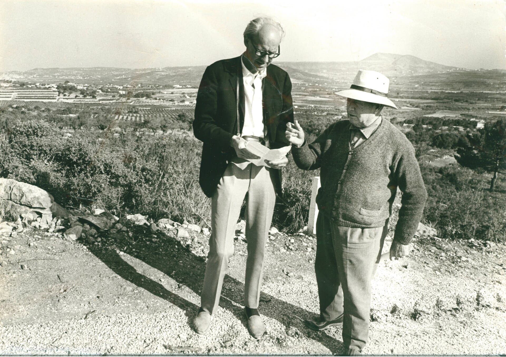 M. José Ribes Bas père avec M. Ove Hermanssen inspectant les parcelles du lotissement Rimontgó en 1964.